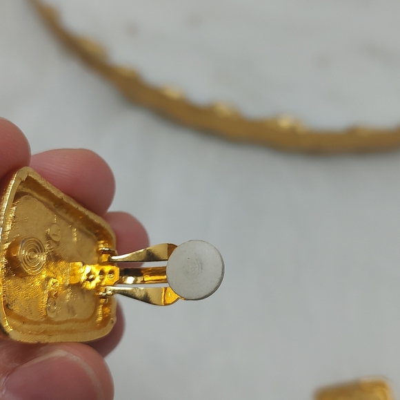 Vintage Anne Klein Gold and Black Clip-on Earrings - Picture 5 of 10